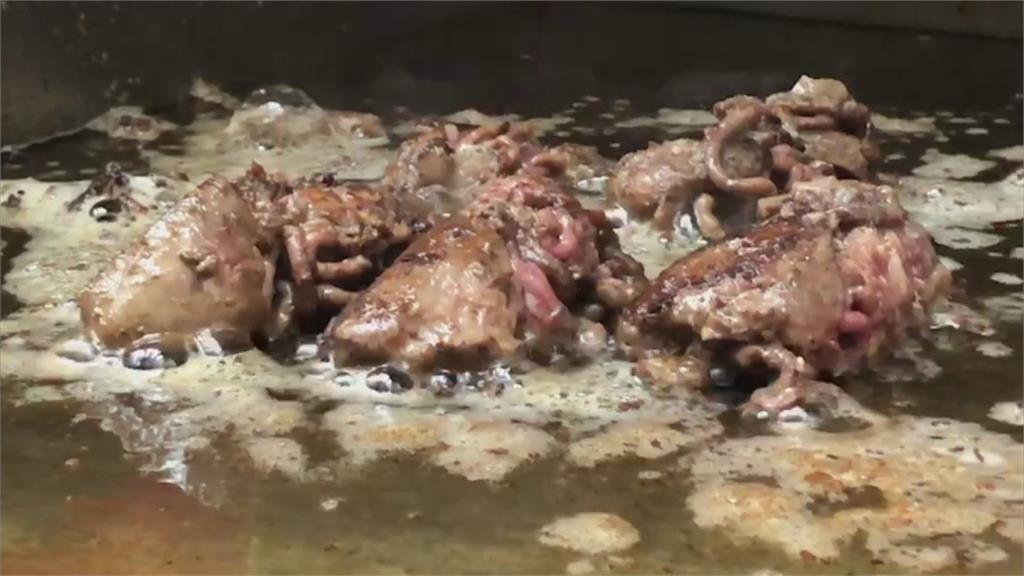 這是什麼神仙料理? 他大口咬下「焦黑」魚腸讚:真是絕了