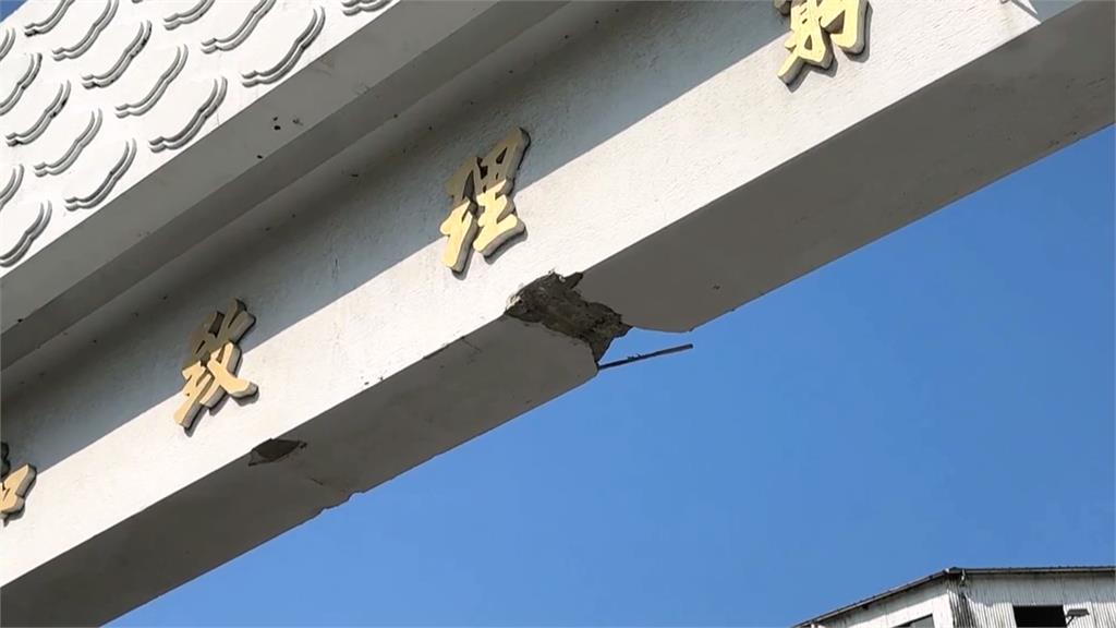 成大70年牌樓遭抓斗機撞「缺一角」　師生、校友心痛