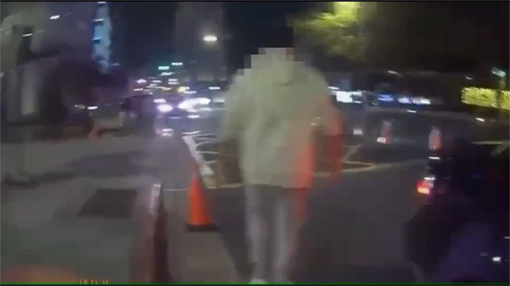 不滿小黃載客擋道! 男持槍狂射怒嗆司機:等著吃慶記