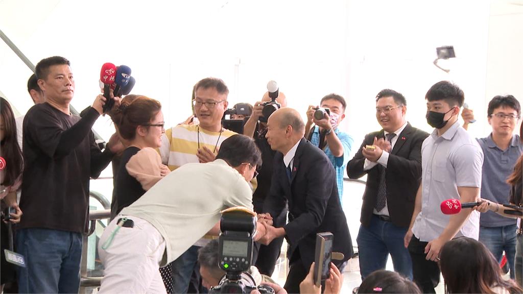 黃國昌質詢叫停被韓國瑜打臉秒喊OK 綠諷:遇韓就變小貓