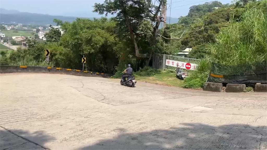 恐怖長陡坡!騎士雙載遇髮夾彎 疑煞車失靈撞壁1死1傷