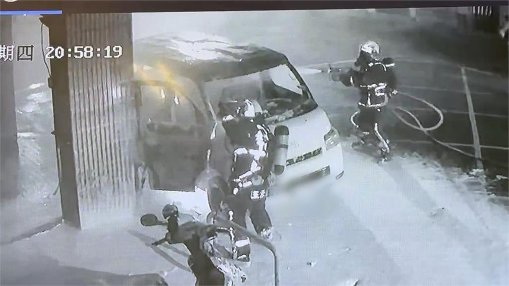 火燒車！疑發煙硝酸傾倒竄煙　路邊廂型車「燒成火球」