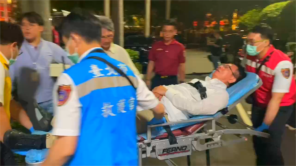 快新聞/鍾佳濱、邱志偉也被抬上擔架! 沈伯洋等3人送台大醫院