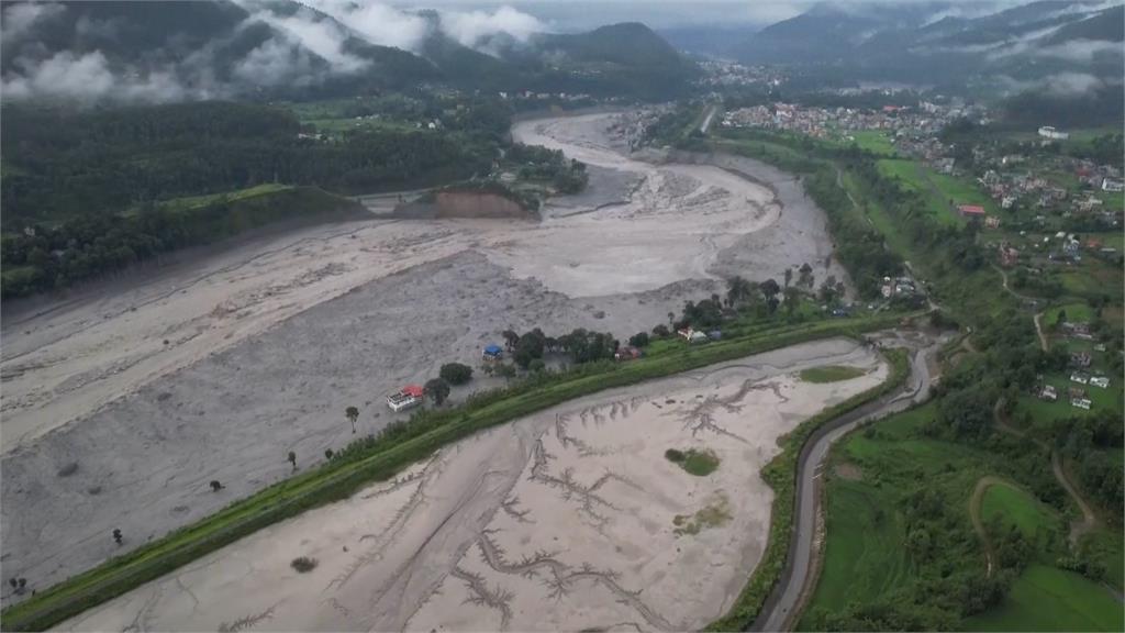 山洪罹難者逾9百人 尼泊爾發電站坍塌隧道 持續尋找生還者
