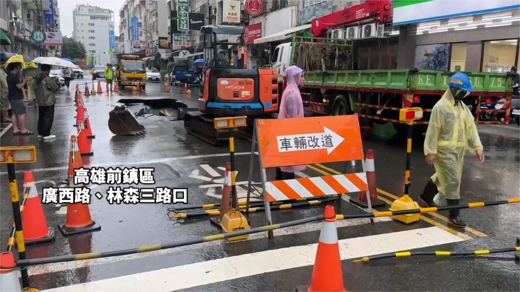 高雄暴雨多路段受損！　楠梓馬路掏空「驚見10公尺裂縫」
