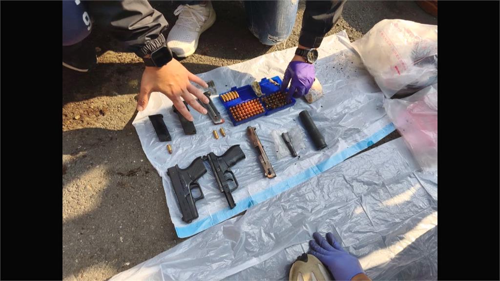 「槍彈包保鮮膜」埋進土裡　花盆變軍火庫！警查緝當場識破