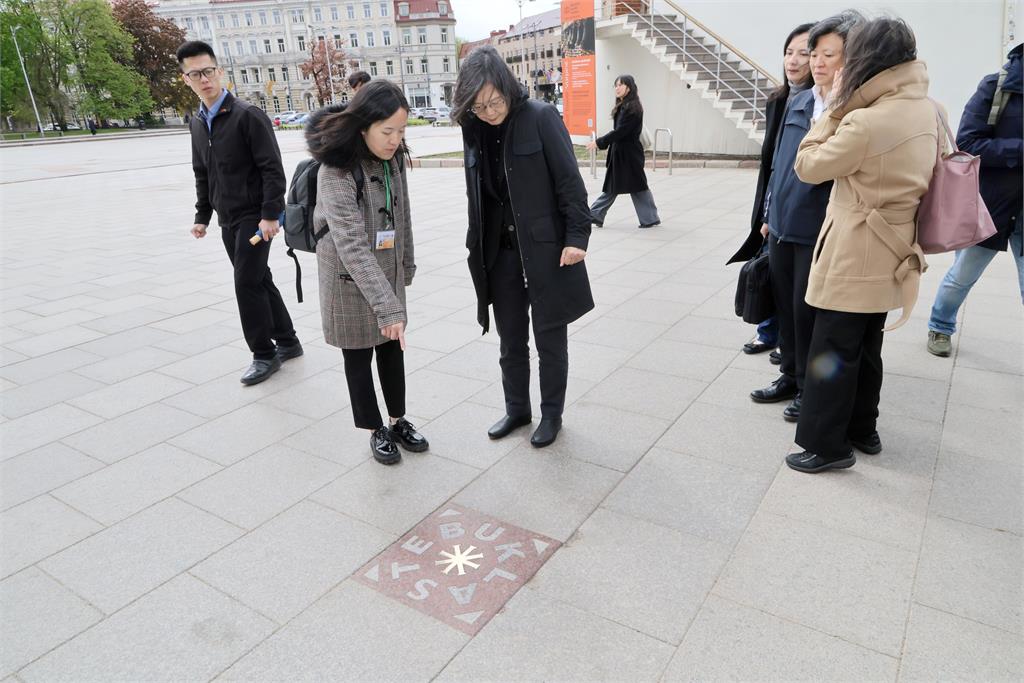 快新聞/蔡英文轉圈許願「國泰民安」 送小泡芙給留學生好奇問:一次吃幾包?