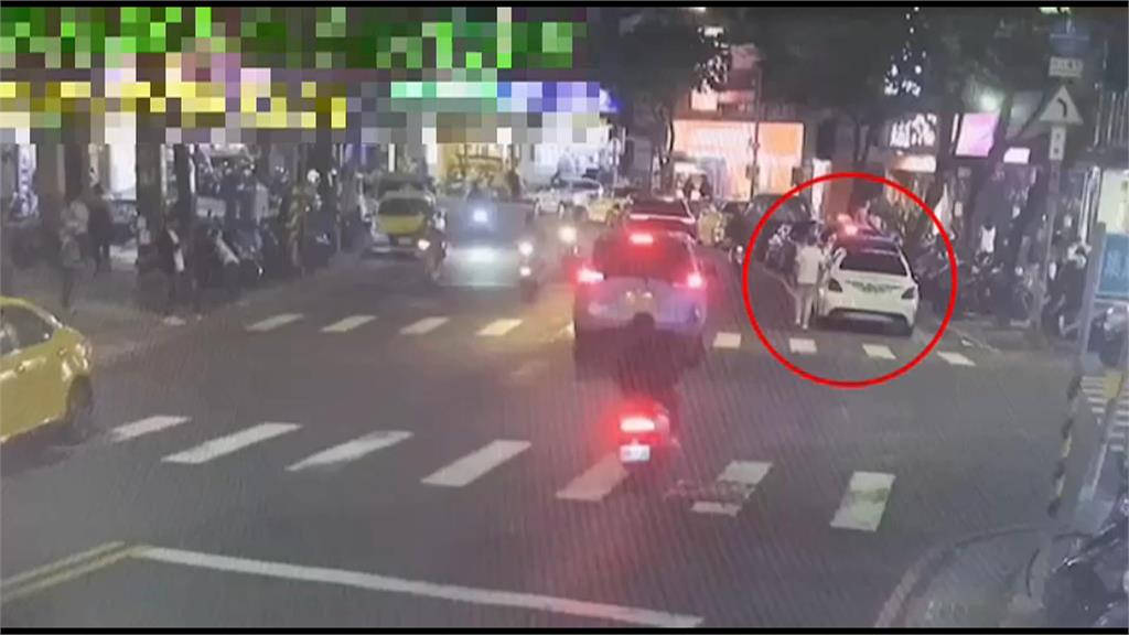 剛從分局出來又遇仇家 男子遭圍堵衝回車上拿刀砍人