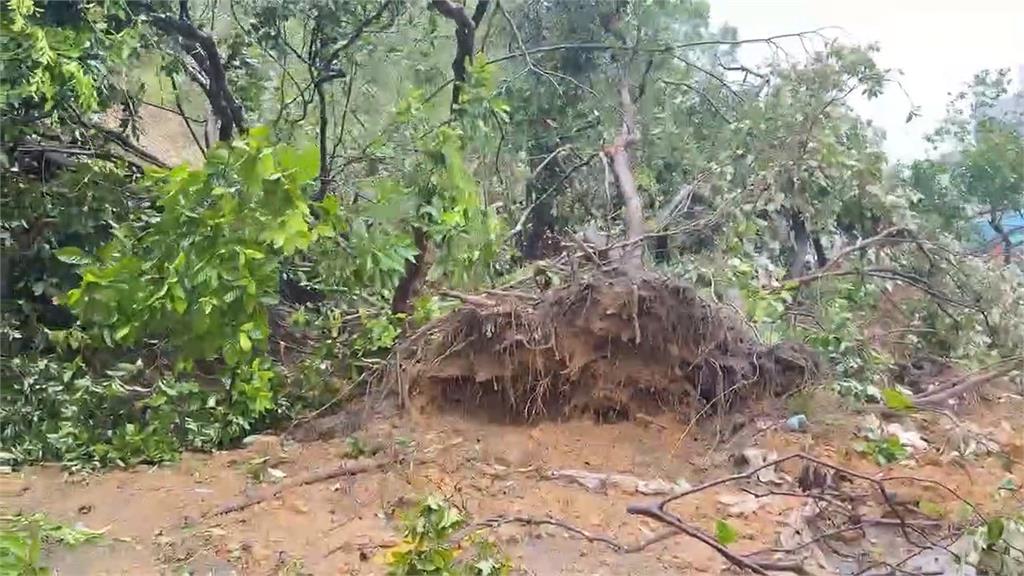 山陀兒雨彈灌北台灣 基隆社區後方邊坡走山