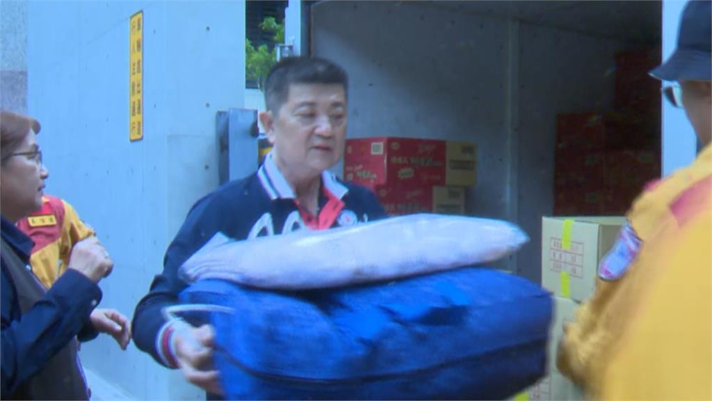 暖!癌末患者「吳哲仲」無懼咽癌病痛 災區裡扛著物資四處發放