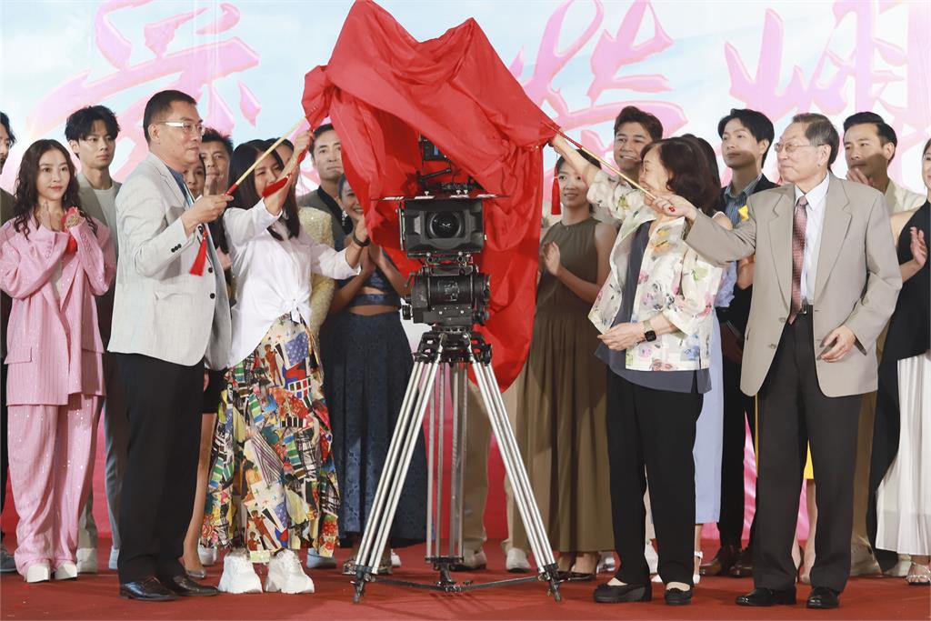 王珮華再次推出民視8點強檔《愛的榮耀》風光開鏡！演員卡司陣容堅強
