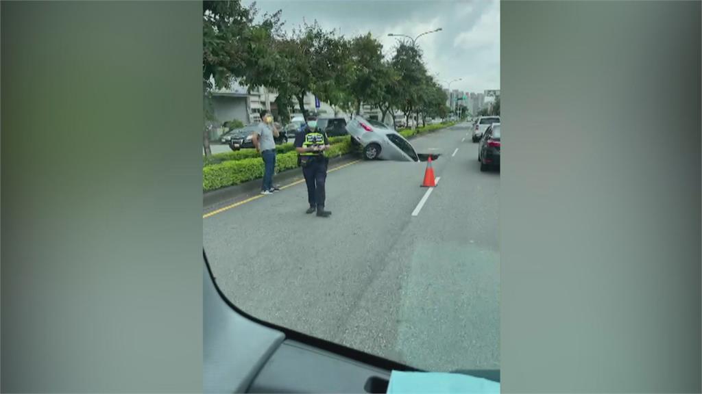 台中「天坑吞車」　轎車倒栽蔥卡洞　里長：天坑不是第一次出現了