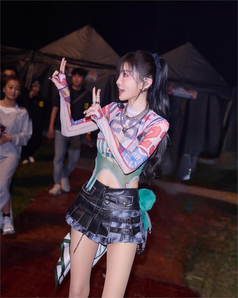 51歲謝金燕「擺臀辣舞」掀百萬朝聖　網讚「美長腿」她正面對決：都是...