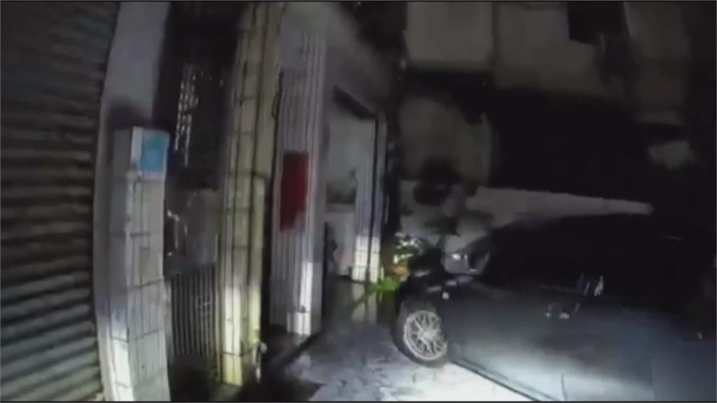 通緝犯拒捕倒車撞特斯拉又衝鐵門逃逸　員警破窗手遭割傷送醫