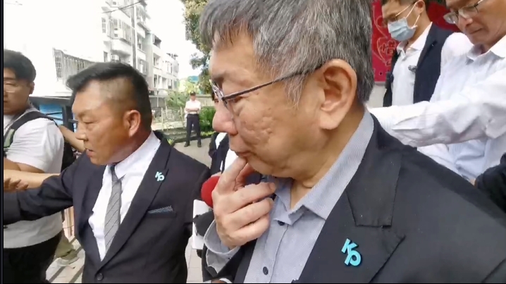 柯文哲稱沒見過徐春鶯 反被揪出合影、逛攤位照片