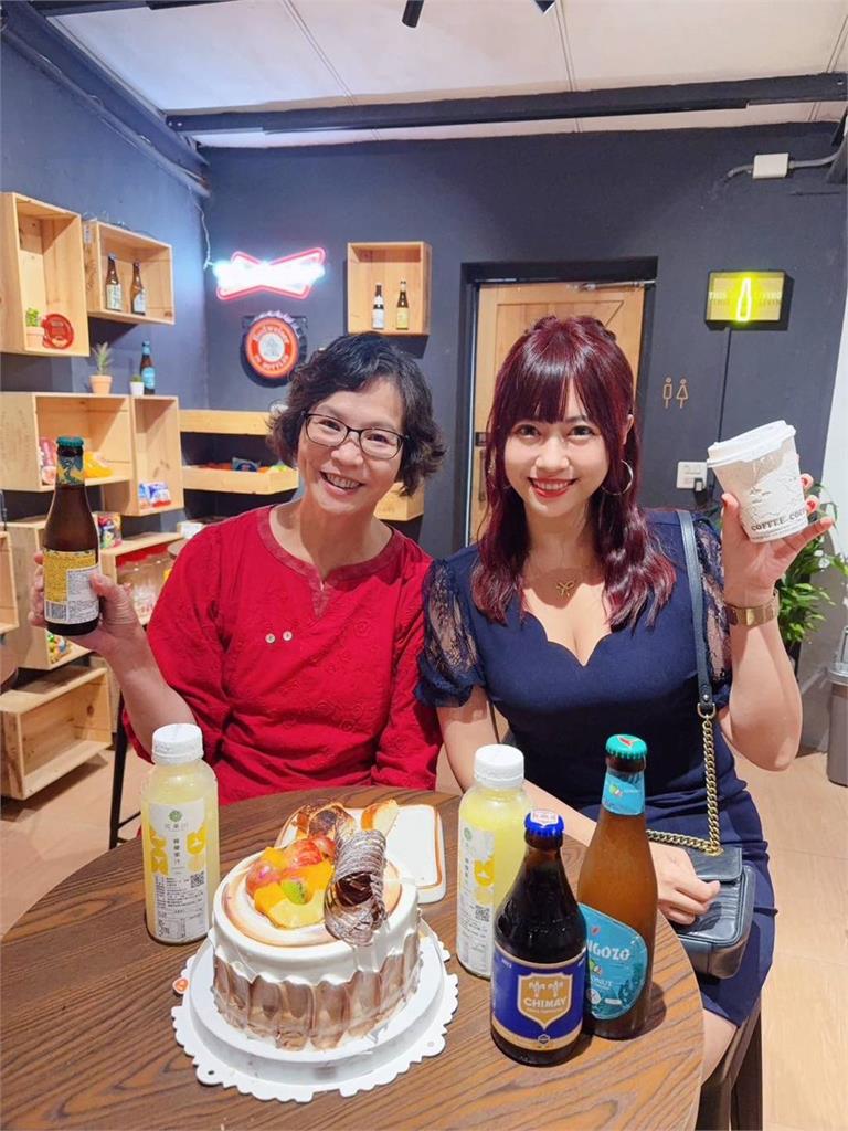 正妹網紅突宣布參選市議員!身分竟疑是「民眾黨員」昔與蔡壁如自拍照曝光