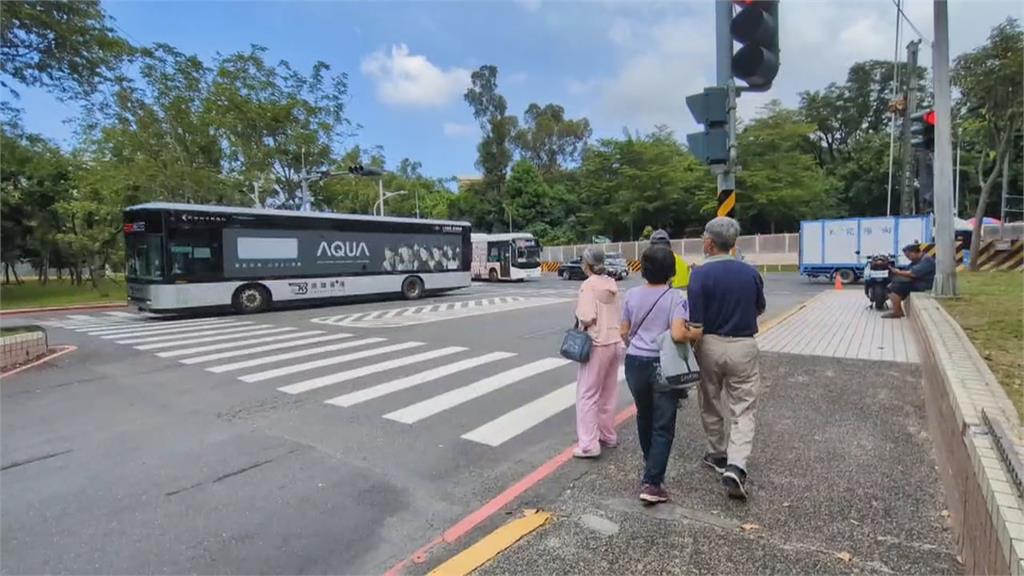 高雄這路口行人通行秒數倒數「秒歸零」 民眾：對長輩很困擾