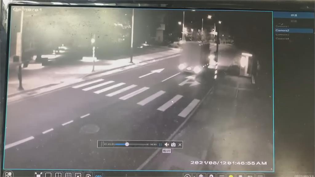 駕駛疑精神不濟自撞電桿翻覆 害附近20多戶停電1小時