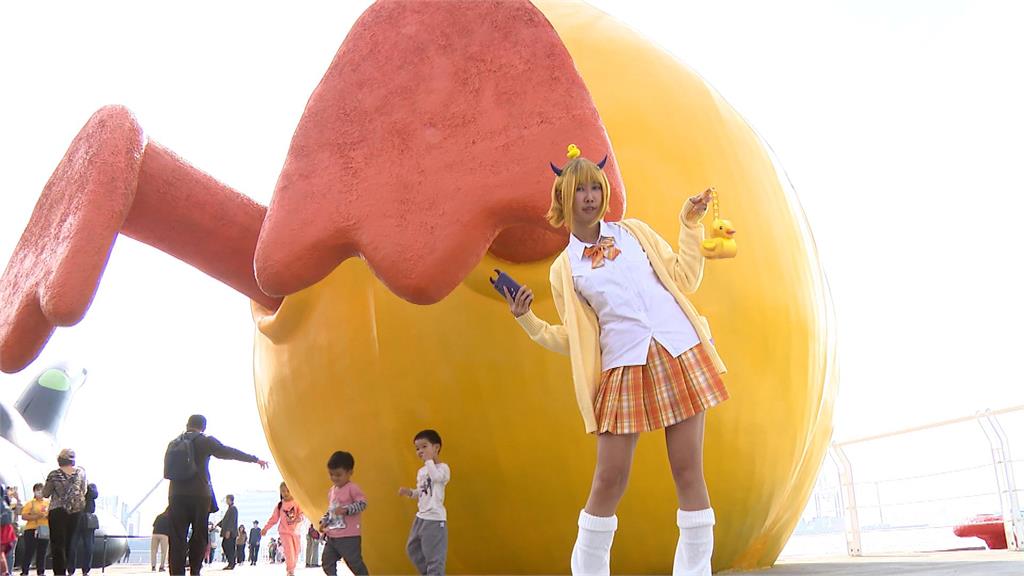睽違10年回歸黃色小鴨「雙倍享受」　冬日遊樂園免費玩吸引大批人潮
