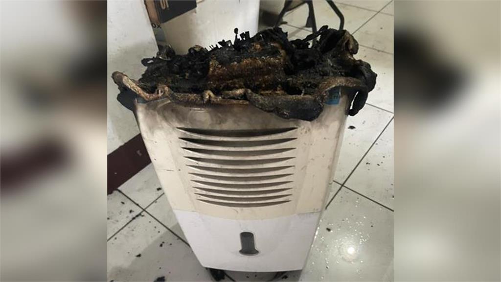 除濕機10年沒洗？濾網「灰塵厚如棉被」...消防員示警：燒超快