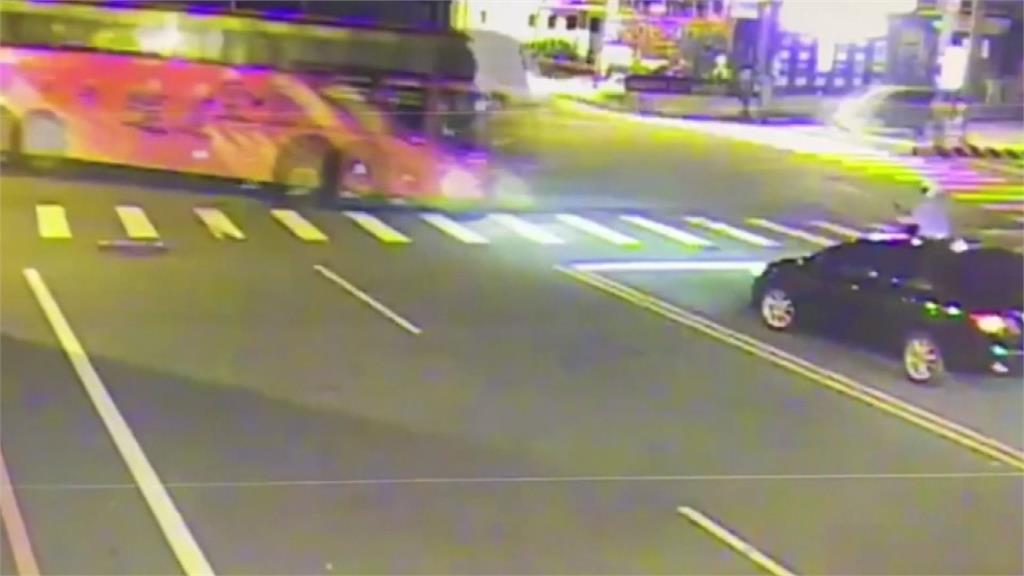 有影/生死一瞬間!苗栗遊覽車暴衝 女騎士急跳開逃過一劫