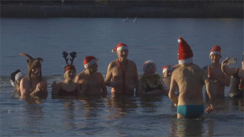 戶外氣溫零下10度　俄國戰鬥民族下水冰泳！