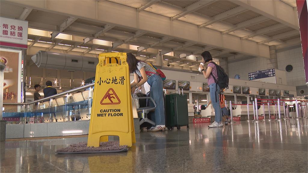 雷雨狂炸！小港機場「逢雨就漏」　網酸：高雄漏水機場