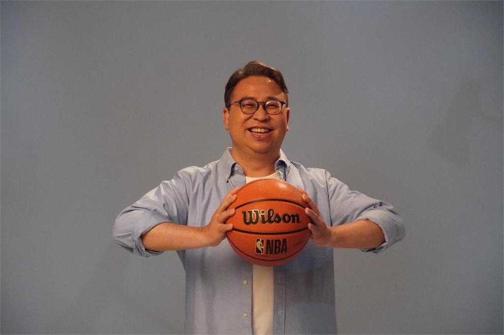 快新聞／西裝脫掉！黃世杰合體桃園隊拍定裝照跳三振舞　胯下運球秀反差萌