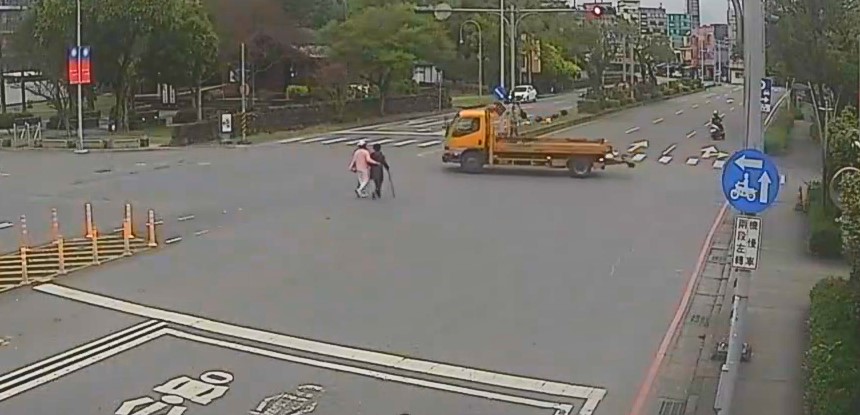 馬路難道你家開的? 2路人漫步「快車道」車輛急忙閃避