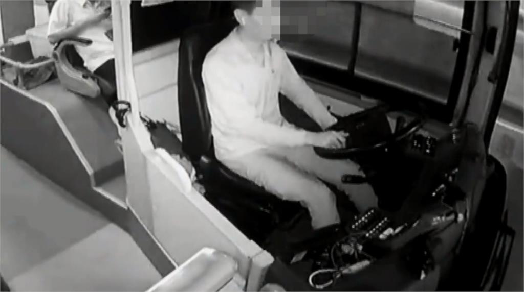 危險!公車司機邊開車邊追劇 乘客:每次都看他在追劇