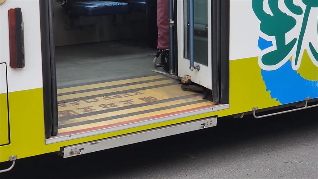宜蘭公車靠站未確實打方向燈 乘客下車遭後方機車撞上