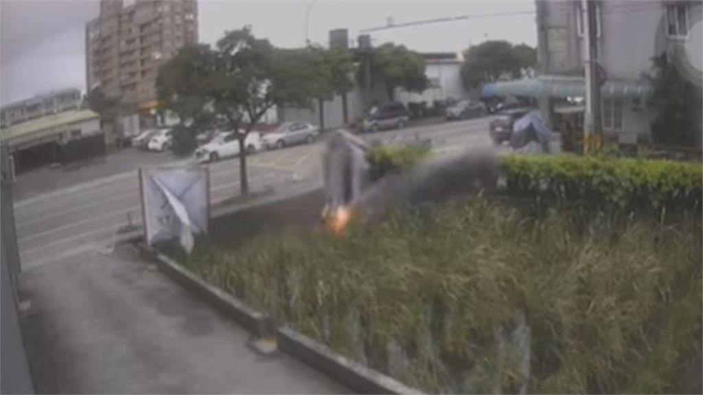 出事了! 宜蘭轎車偏離車道撞倒路燈再摔進田裡