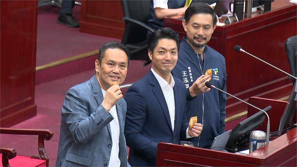 蔣萬安赴議會報告「台智光案」　涉案議員陳重文搶頭香質詢、送壽司