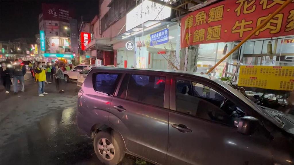 台中廂型貨車連環撞 2車4機車1行人遭撞