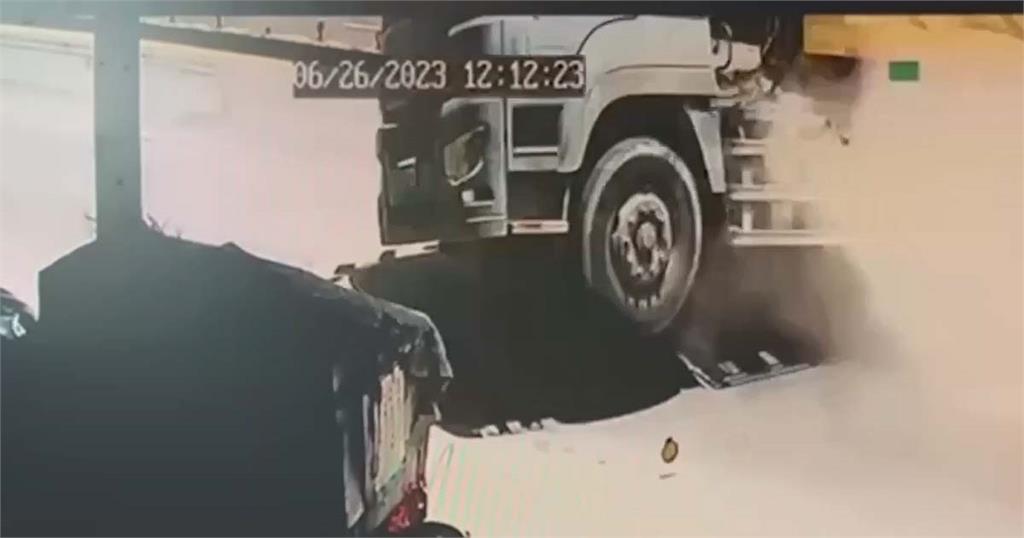 快新聞/驚悚畫面曝光!新北樹林大貨車衝進民宅