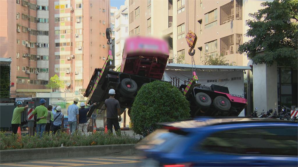 工地吊車作業疑似操作不慎　整車險翻覆工地驚險畫面曝