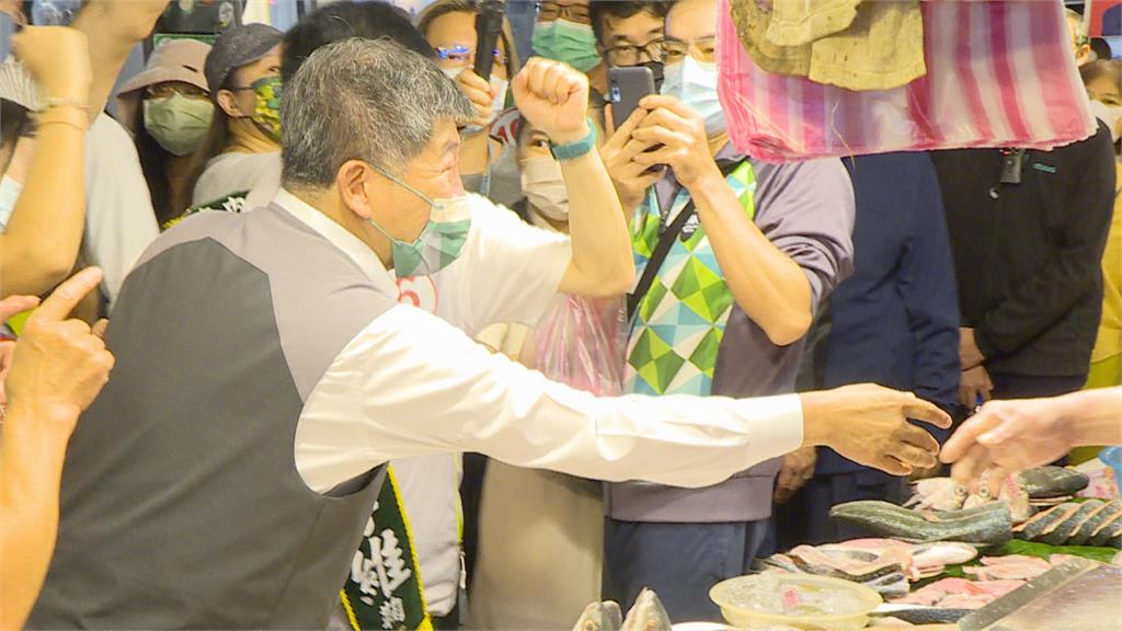 選前黃金週日 陳時中連掃兩市場拜票
