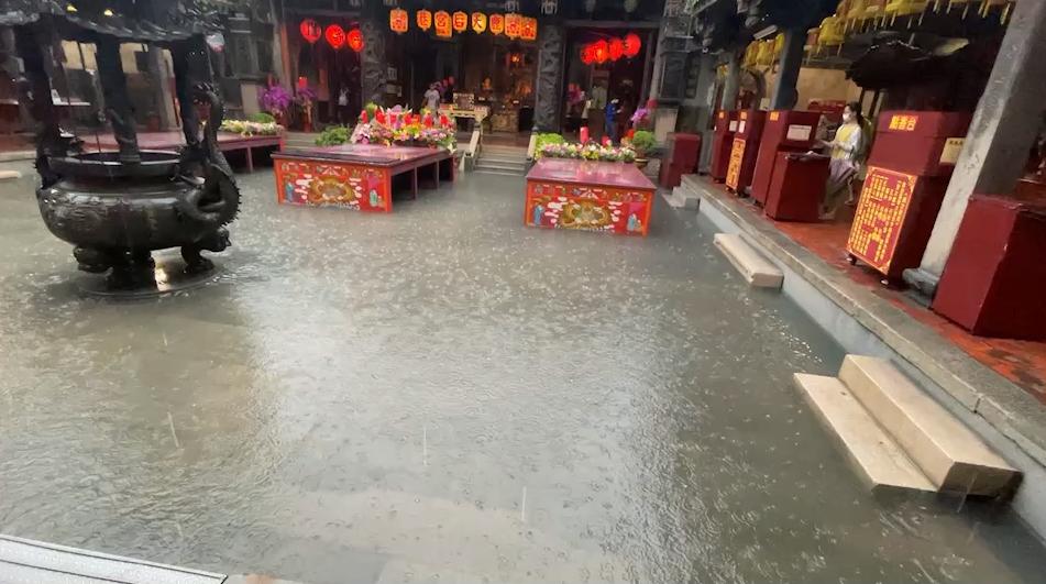 快新聞／大雨狂炸！鹿港天后宮廟埕變水池　供桌泡水裡「畫面曝光」