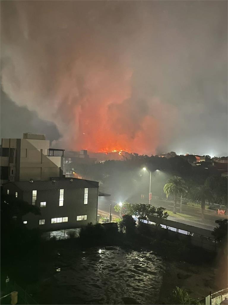 快新聞/PChome千坪倉庫全面燃燒 驚悚畫面曝光!71輛消防車灌救中