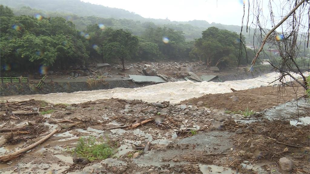 颱風外圍環流+東北季風共伴效應　三芝暴雨不斷路面淹成河