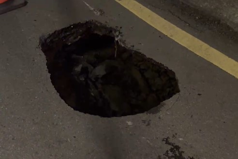 竹市道路下陷出現坑洞 垃圾車卡住動彈不得