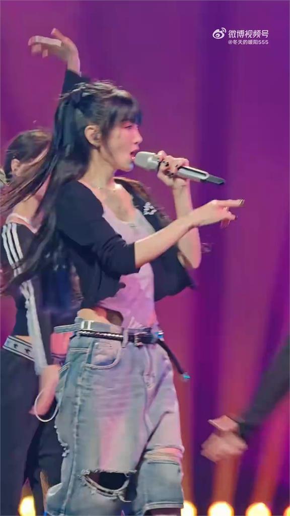 彩排有麥、正式演出被衝康?謝金燕「空手硬撐」全場⋯側拍畫面曝「伸手求援」無人理