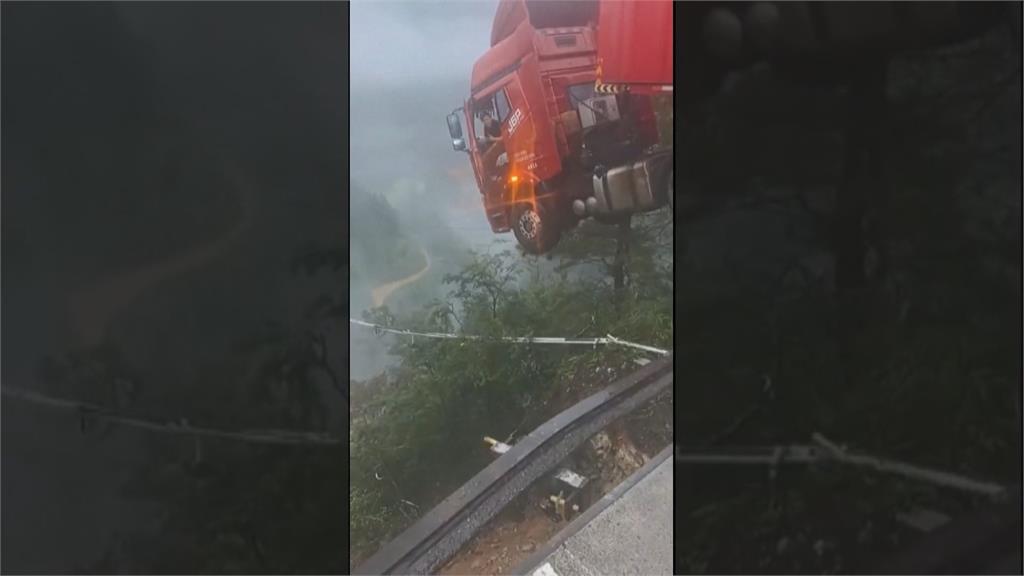 中國貴州公路大橋坍塌　貨櫃車懸在半空、工程車墜落