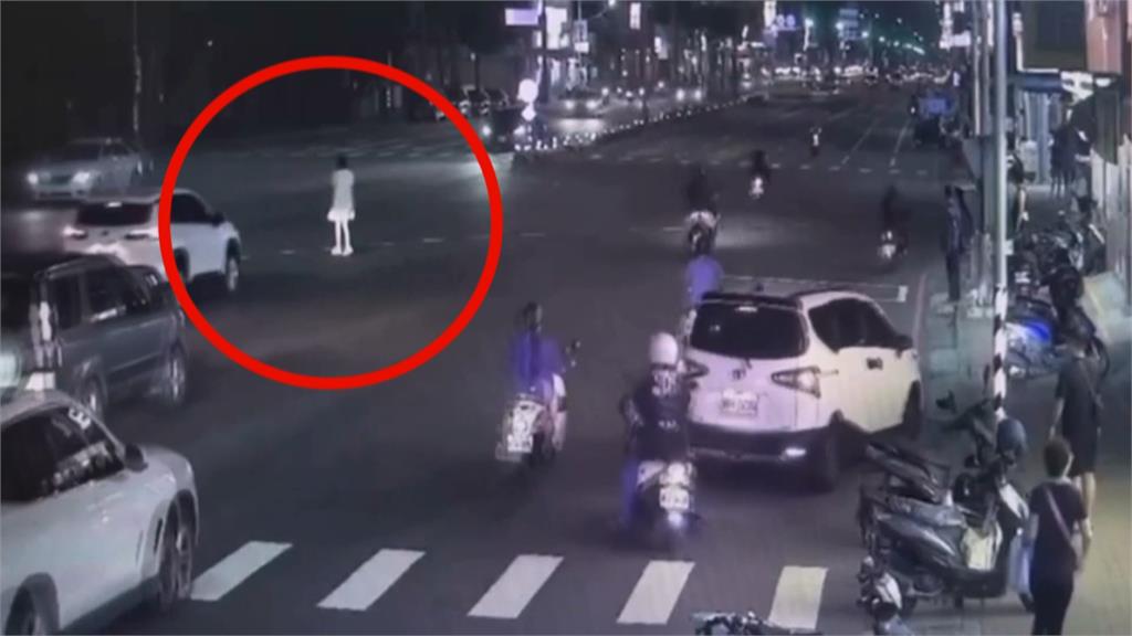 危險!高雄女子馬路中央跳舞 疑精神不穩警方通知家人帶離
