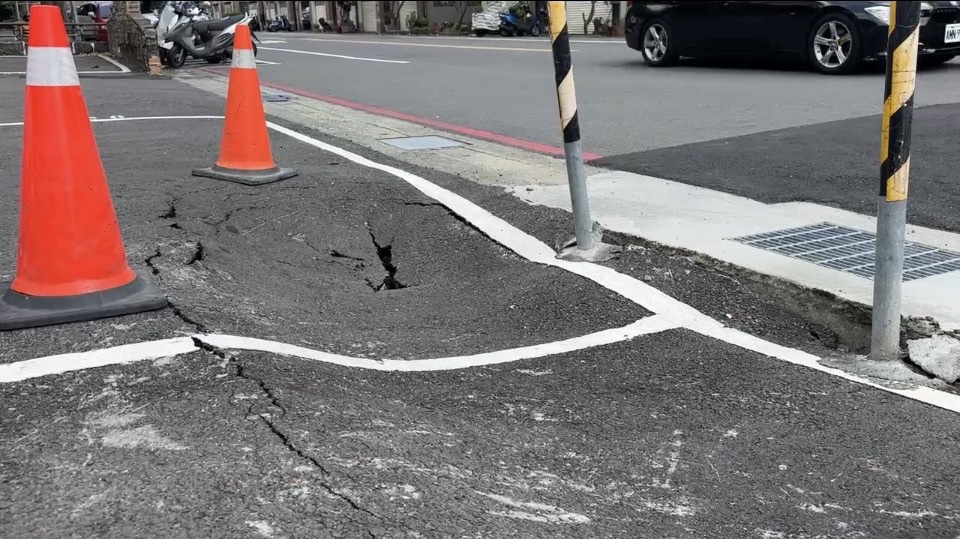 台南仁德2個月前路面修補換停車場塌！　　疑似水流掏空地基