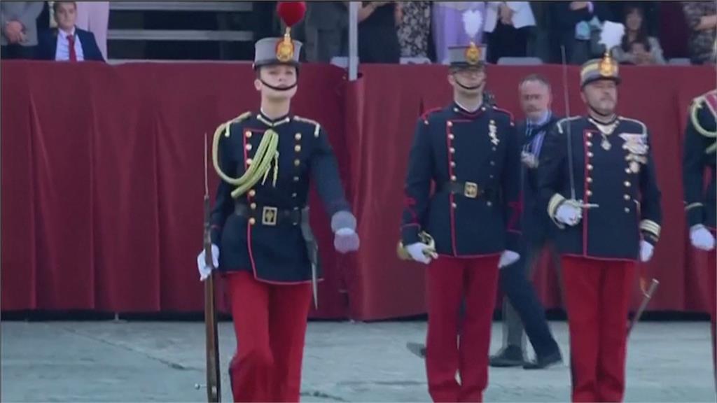 西班牙長公主參加軍校國旗宣誓　國王及王后到場見證
