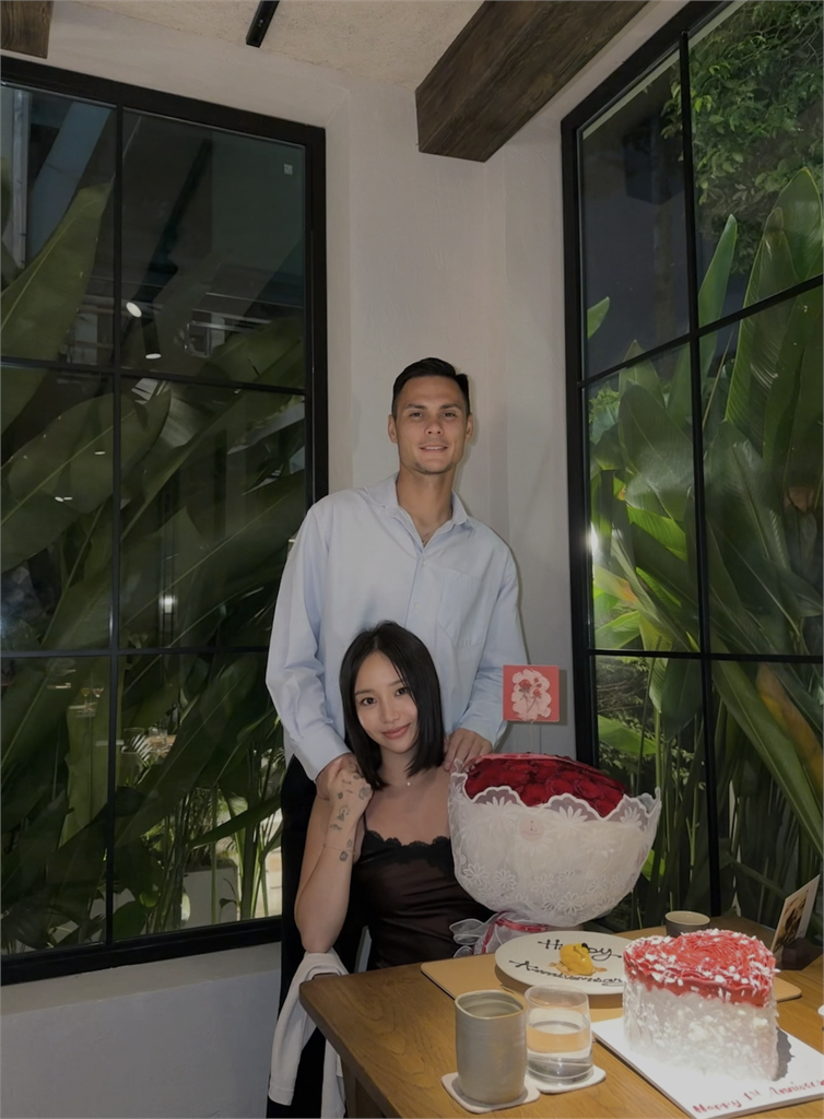 陳芳語慶交往1週年解放微辣！「開衩黑蕾絲」露美腿　甜笑依偎混血男友