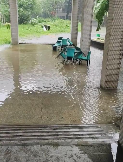 圖輯／台北狂淹大水！嚴重災情畫面一次看　多地水柱狂噴、大量污水覆蓋路面