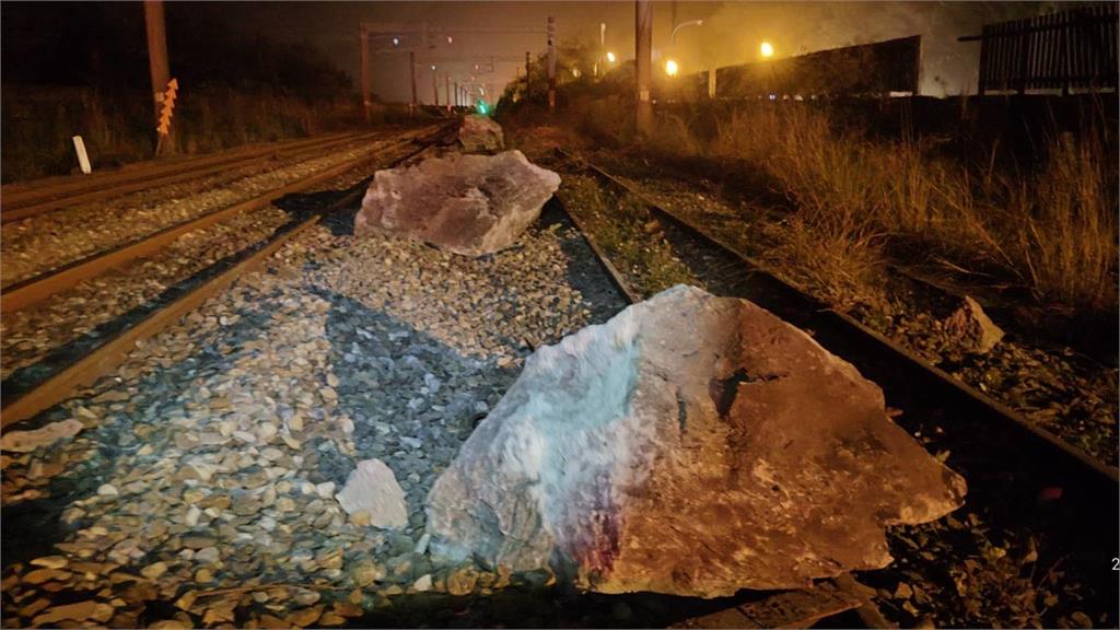 快新聞／晚間台鐵1列普悠瑪撞擊落石！　前三節車廂意外出軌
