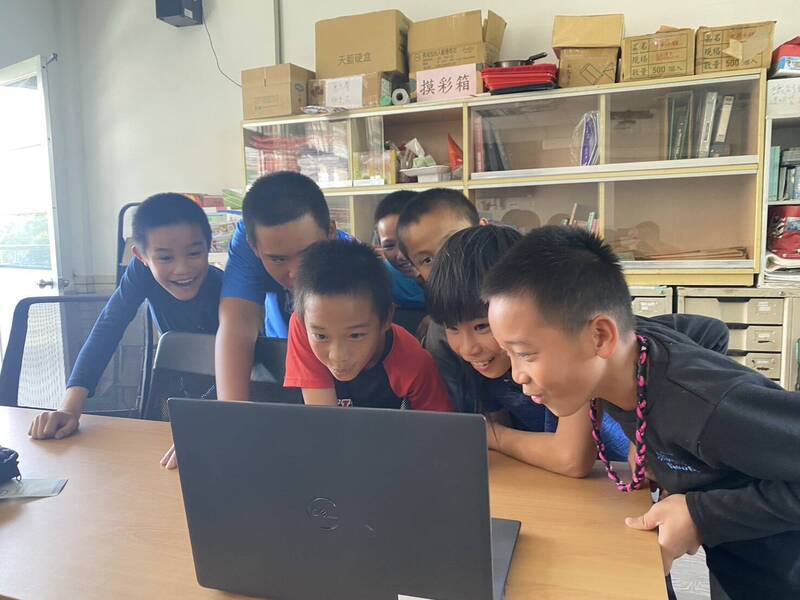 棒球/球芽基金捐贈二手電腦進偏鄉9所學校 共同推動少棒AI啟蒙教育